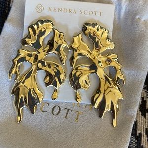 NWoT Kendra Scott Savannah Statement earrings